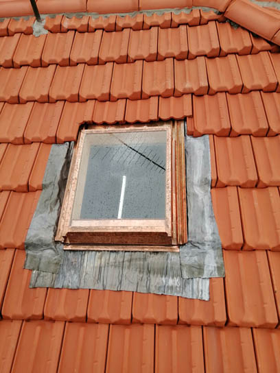 dettaglio di lucernario su tetto appena restaurato